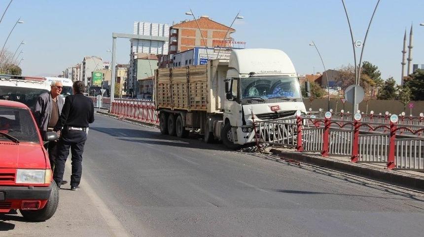 S&uuml;r&uuml;c&uuml;s&uuml;n&uuml;n Direksiyon Hakimiyetini Kaybettiği Tır Bariyerlere &Ccedil;arptı
