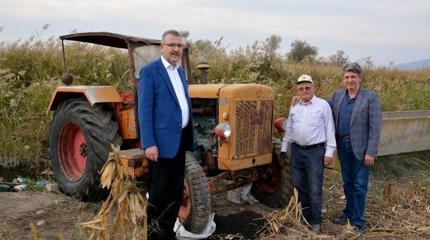 67 Yıllık Antika Trakt&ouml;rle Tarlasını S&uuml;r&uuml;yor