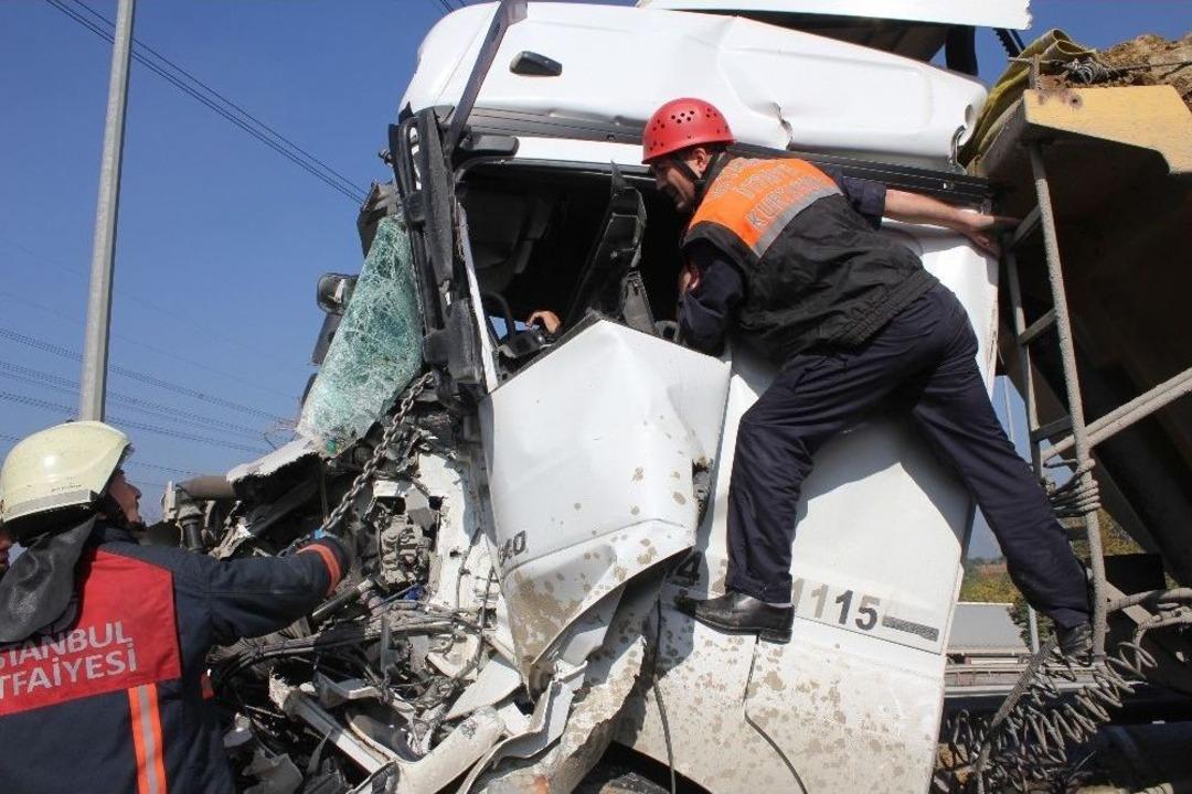 Tem Otoyolu Bağlantı Yolunda Hafriyat Kamyonu Kazası: 1 Yaralı