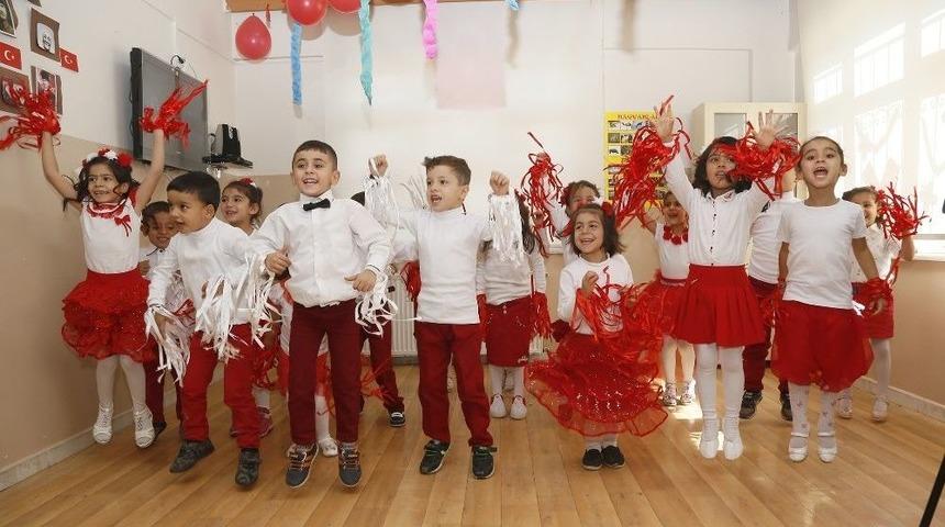 Miniklerden 29 Ekim Kutlaması