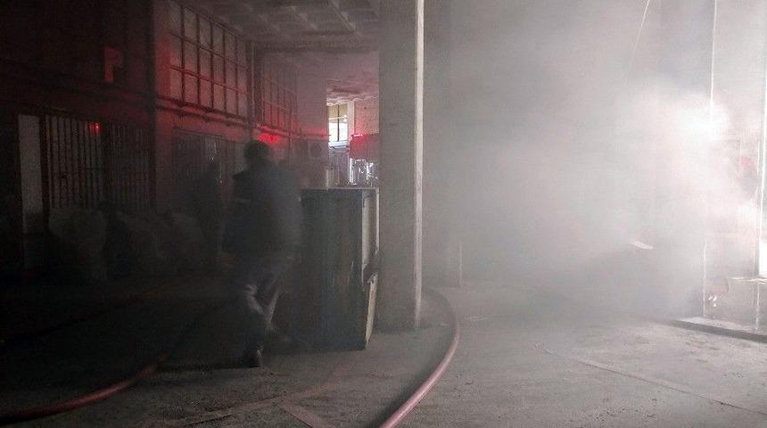 Kağıt Deposunda Çıkan Yangına Çok Sayıda İtfaiye Ekibi Müdahale Etti