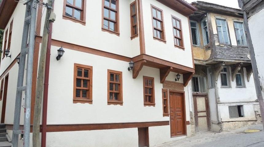 Kuru&ccedil;eşme Sokak&rsquo;taki Binalar Restore Ediliyor