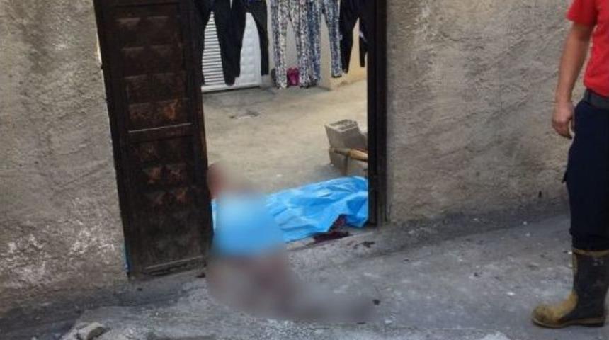 Kapının &Uuml;st&uuml;ndeki Beton Bloğun Altında Kalarak &Ouml;ld&uuml;