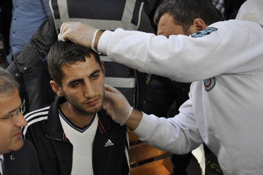 Kendini Bı&ccedil;aklayıp, Yakmaya &Ccedil;alıştı