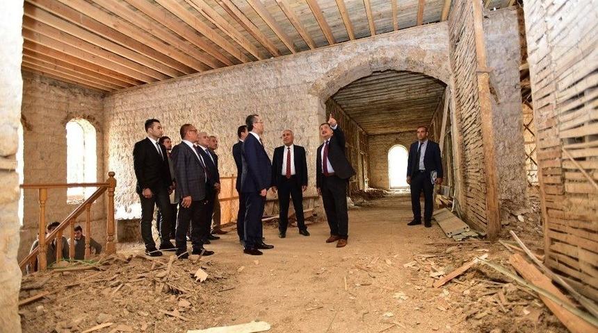 Başkan G&uuml;rkan, Konuklarına Hizmetleri Gezdirdi