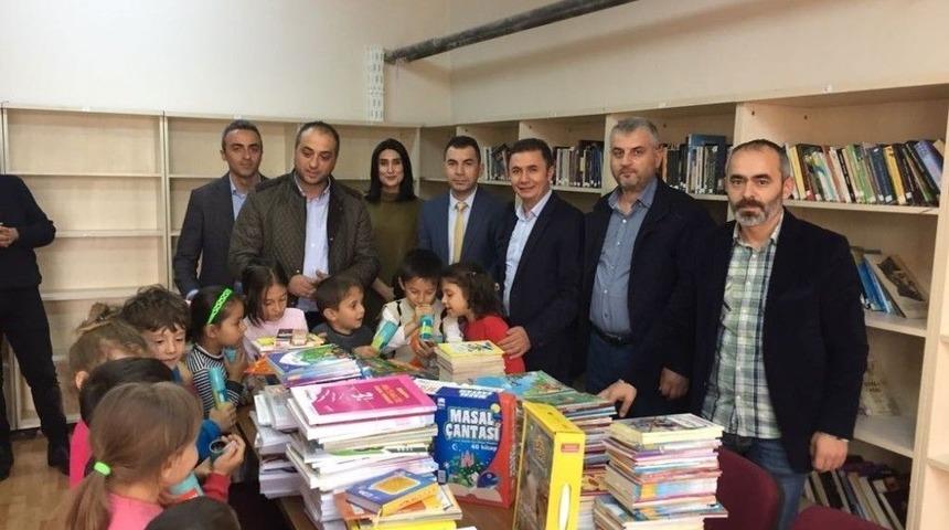 Ak Parti&rsquo;den Okula Kitap Desteği