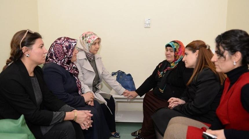 Nilg&uuml;n Azizoğlu, Şehit Annelerini Yalnız Bırakmıyor