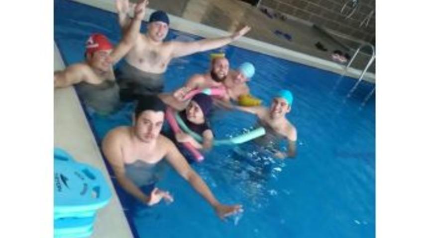 İzmit Belediyesi&rsquo;nden Engelliler İ&ccedil;in Y&uuml;zme Kursu