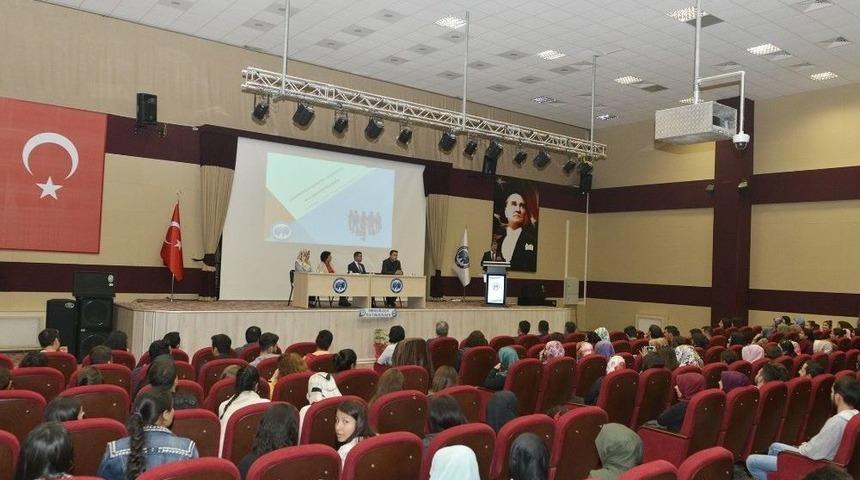 Km&uuml;&rsquo;de Birinci Sınıf &Ouml;ğrencilerine Oryantasyon Eğitim