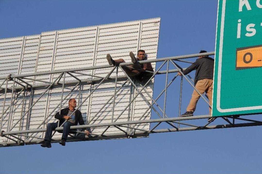 İş&ccedil;ilerin Eylemine Bakarken Kaza Yaptılar