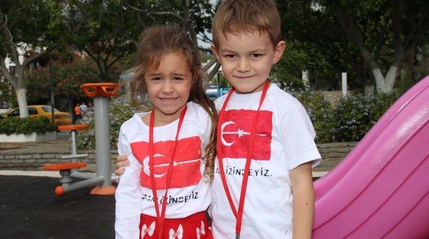 Minikler Parkları Kırmızı Beyaz Balonlarla S&uuml;sledi