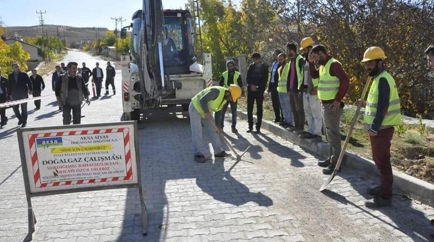G&uuml;r&uuml;n&rsquo;de Doğalgaz İ&ccedil;in İlk Kazma Vuruldu.