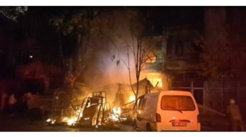 İş Yerinde &Ccedil;ıkan Yangın 4 Katlı Binayı Kullanılamaz Hale Getirdi