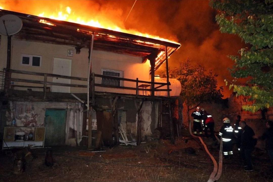 Yozgat&rsquo;ta Tandır Ateşi 3 Evi Yaktı