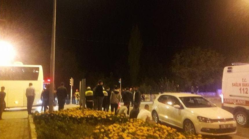 Yolcu Otob&uuml;s&uuml;n&uuml;n &Ccedil;arptığı 14 Yaşındaki Gen&ccedil; &Ouml;ld&uuml;