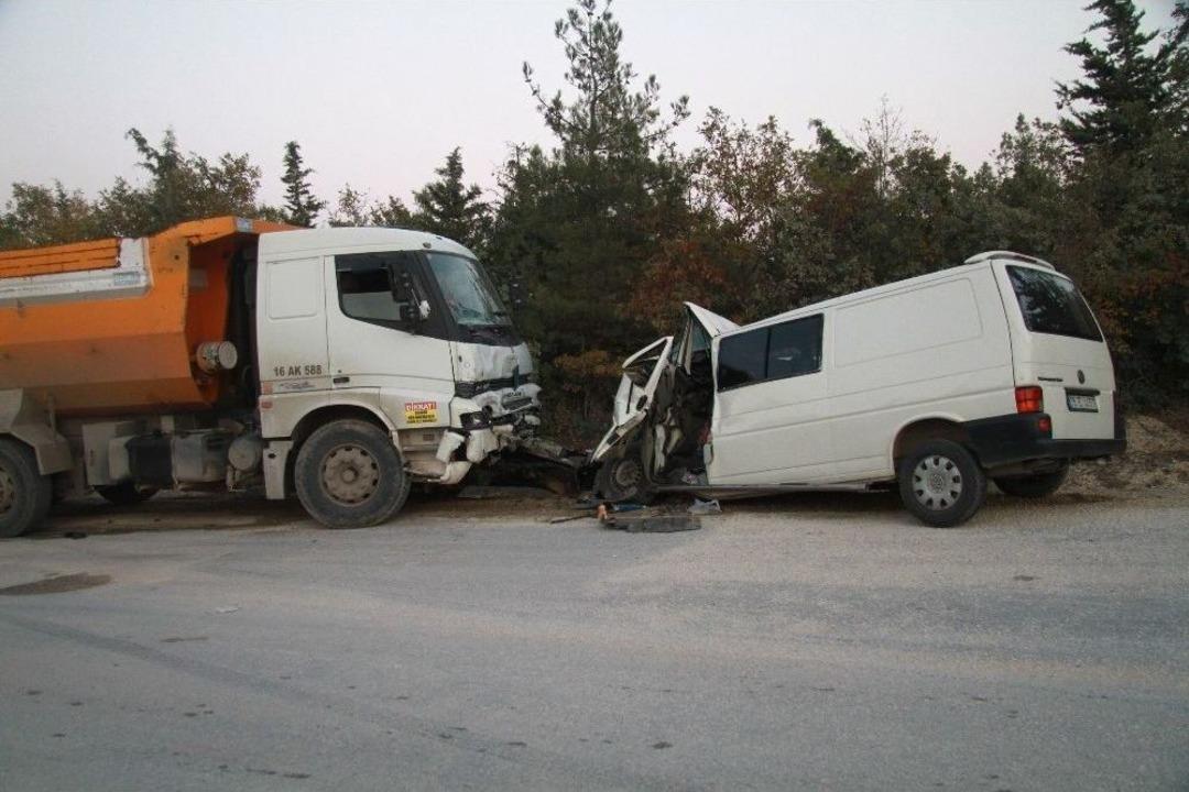 Kamyon İle Minib&uuml;s Kafa Kafaya &Ccedil;arpıştı: 1 &Ouml;l&uuml;