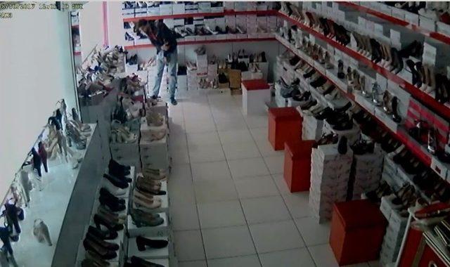 Ayakkabıcı D&uuml;kkanından &Ccedil;aldığı Tableti Pantolonuna Sakladı 3