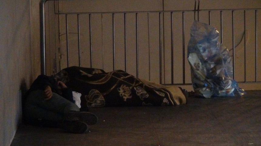 (&ouml;zel Haber) Taksim Metrosunda Uyuyakalan Kağıt Toplayıcının Hali Y&uuml;rekleri Burktu