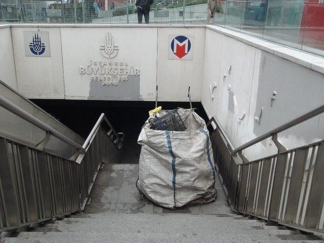 (özel Haber) Taksim Metrosunda Uyuyakalan Kağıt Toplayıcının Hali Yürekleri Burktu