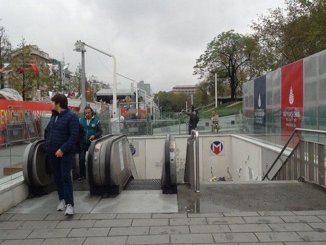 (özel Haber) Taksim Metrosunda Uyuyakalan Kağıt Toplayıcının Hali Yürekleri Burktu