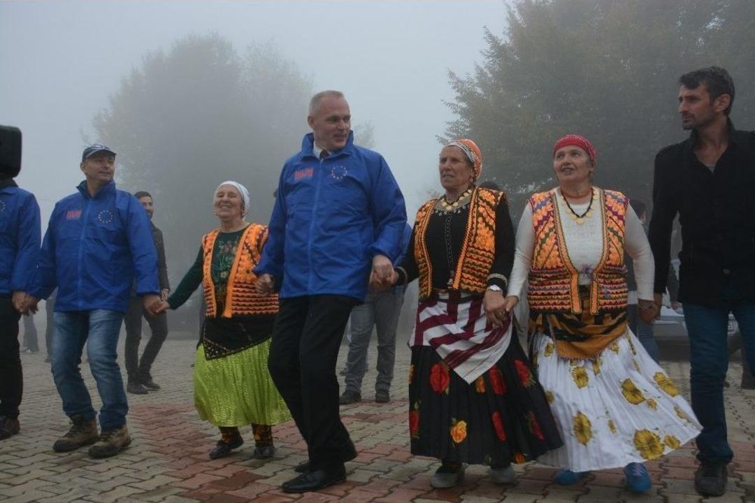 Ab Temsilcisinden Horon G&ouml;sterisi