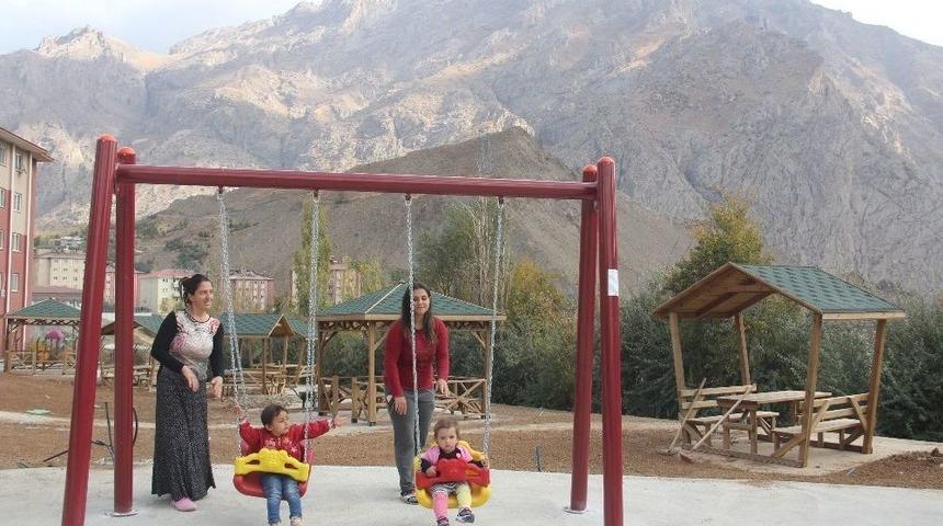 Hakkari Medrese Mahallesi İlk Defa Çocuk Parkı İle Tanıştı