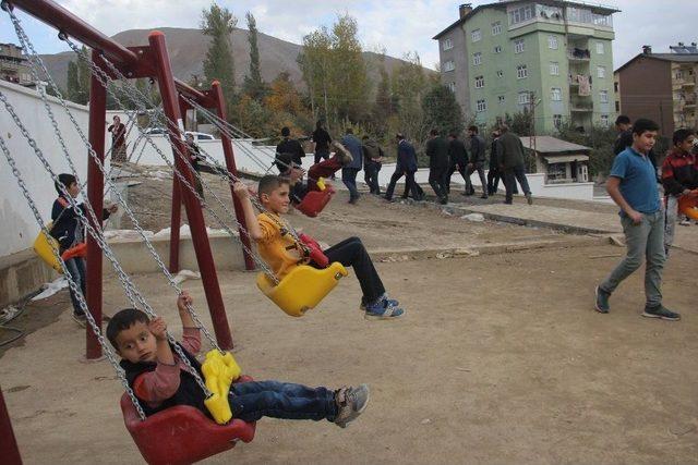 Hakkari Medrese Mahallesi İlk Defa Çocuk Parkı İle Tanıştı