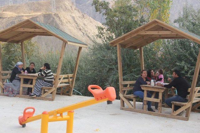 Hakkari Medrese Mahallesi İlk Defa Çocuk Parkı İle Tanıştı