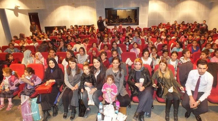 Malazgirtli Yatılı Kız &Ouml;ğrencilerin Sinema Keyfi