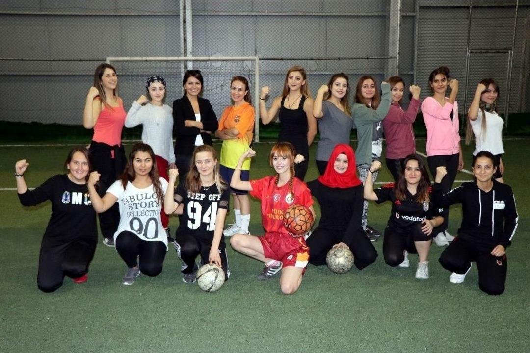 Kadınlar, Erkek Şiddetine Dikkat &Ccedil;ekmek İ&ccedil;in Futbol Takımı Kurdu