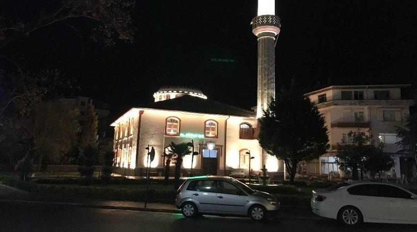 &Ccedil;uhallı Camisinin Aydınlatması G&ouml;renleri B&uuml;y&uuml;l&uuml;yor