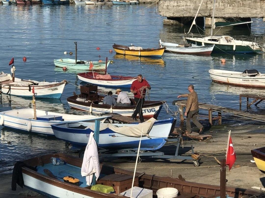 Fıtına Gelecek Diye Balık&ccedil;ılar Teknelerini Karaya &Ccedil;ekti