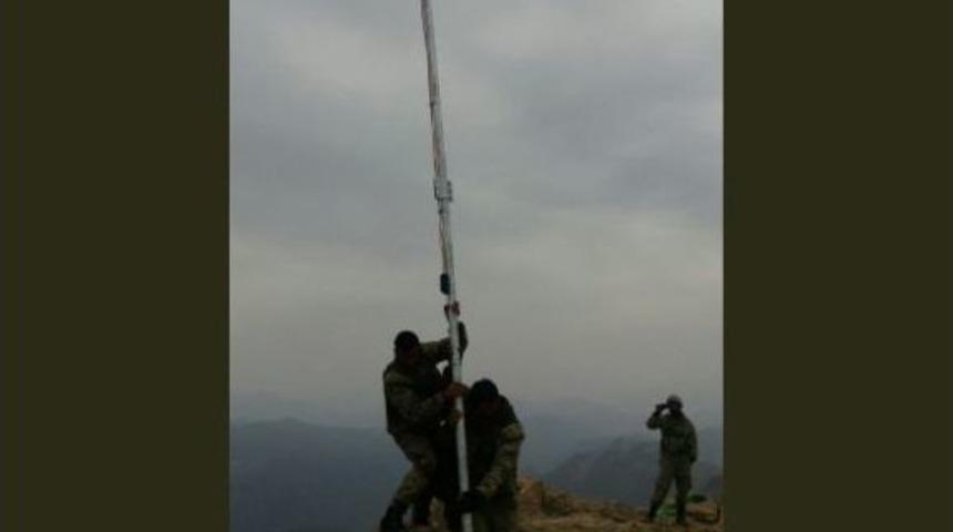 T&uuml;rk Askeri Kuzey Irak&rsquo;taki Kokozer Dağı&rsquo;na Bayrak Dikti