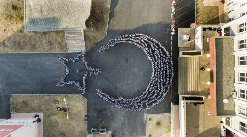 290 &Ouml;ğrenciden Ay Yıldızlı 29 Ekim Kutlaması