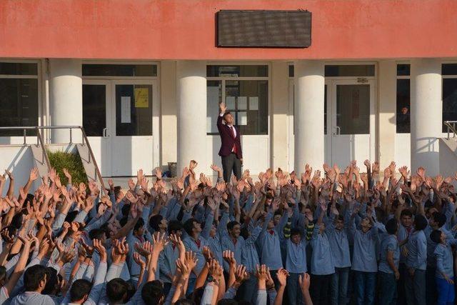 290 Öğrenciden Ay Yıldızlı 29 Ekim Kutlaması