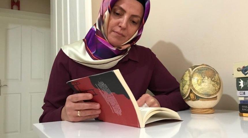 Evin Bir Odasını K&uuml;t&uuml;phane Yaptı, Sonra Kitap Yazdı