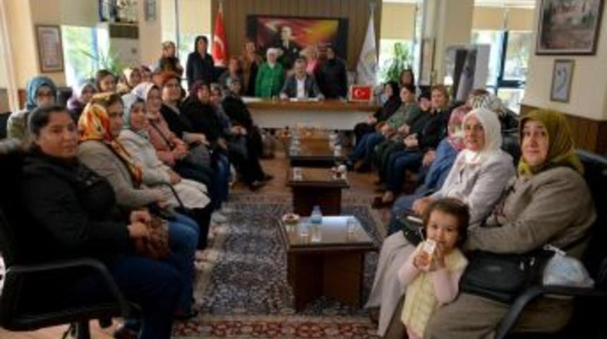 Kaldırım İşgalini Bitiren &Ouml;zkan&rsquo;a Kadınlardan Teşekk&uuml;r