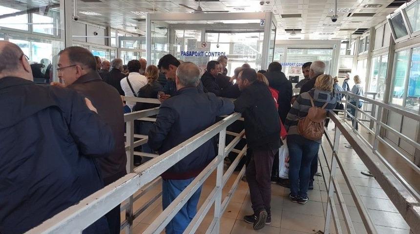 Sarp Sınır Kapısı&rsquo;nda Yaya Ge&ccedil;işinde Uzun Kuyruklar Oluştu