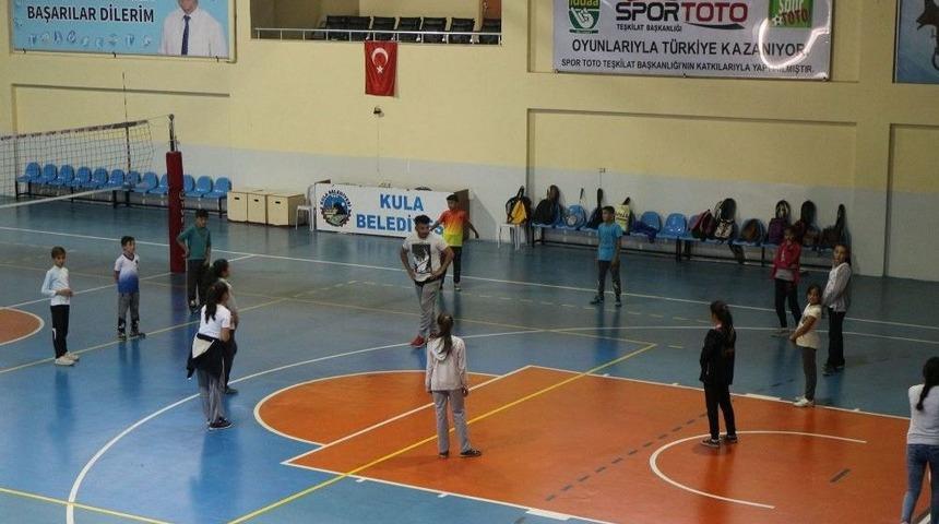 Kula&rsquo;da Badminton Eğitimlerine Başlandı