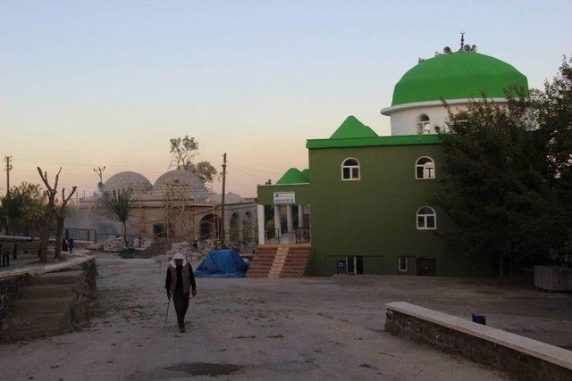 Köylüler 250 Yıllık Türbeyi Onarmak İçin Seferber Oldu