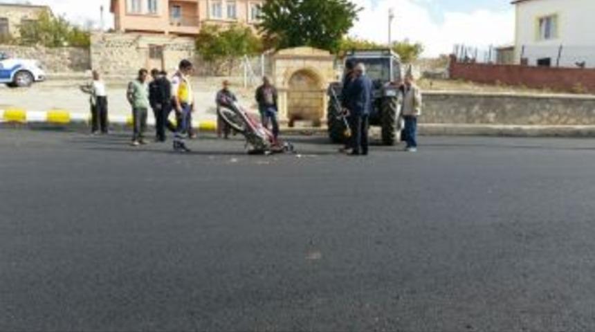 Traktör İle Motosiklet Çarpıştı:1 Yaralı