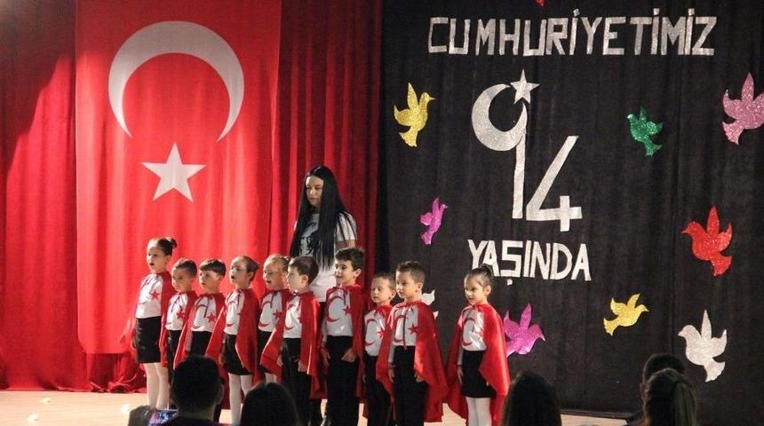 Minik &Ouml;ğrencilerin Cumhuriyet Bayramı Coşkusu