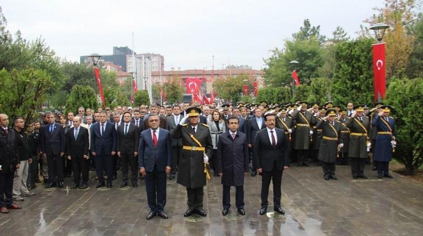 Diyarbakır&rsquo;da 29 Ekim Nedeniyle Atat&uuml;rk Anıtı&rsquo;na &Ccedil;elenk Sunuldu