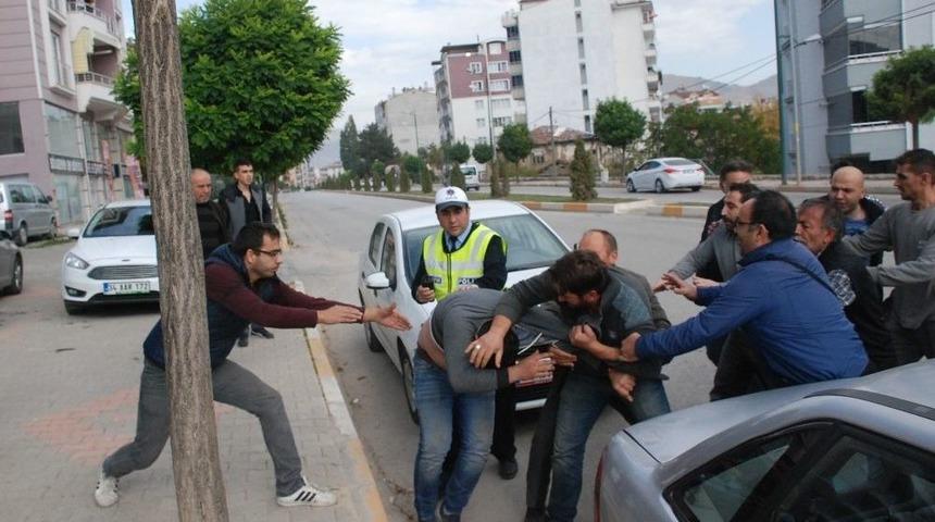Trafik Kazası Sonrasında Tekme Tokat Kavga &Ccedil;ıktı