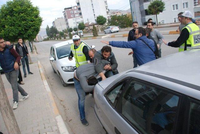 Trafik Kazası Sonrasında Tekme Tokat Kavga Çıktı