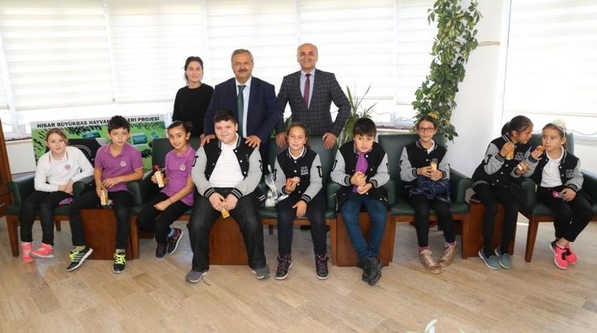 &Ouml;ğrencilerden Başkan Uysal&rsquo;a &Ccedil;i&ccedil;ekli Ziyaret