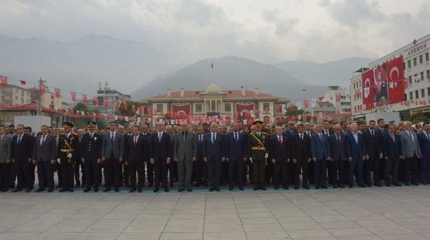 Manisa&rsquo;da Cumhuriyet Bayramı &Ccedil;elenk Sunma T&ouml;reni Yapıldı
