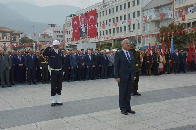 Manisa’da Cumhuriyet Bayramı Çelenk Sunma Töreni Yapıldı