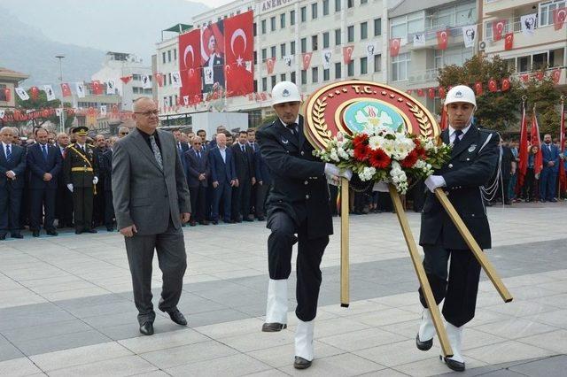 Manisa’da Cumhuriyet Bayramı Çelenk Sunma Töreni Yapıldı