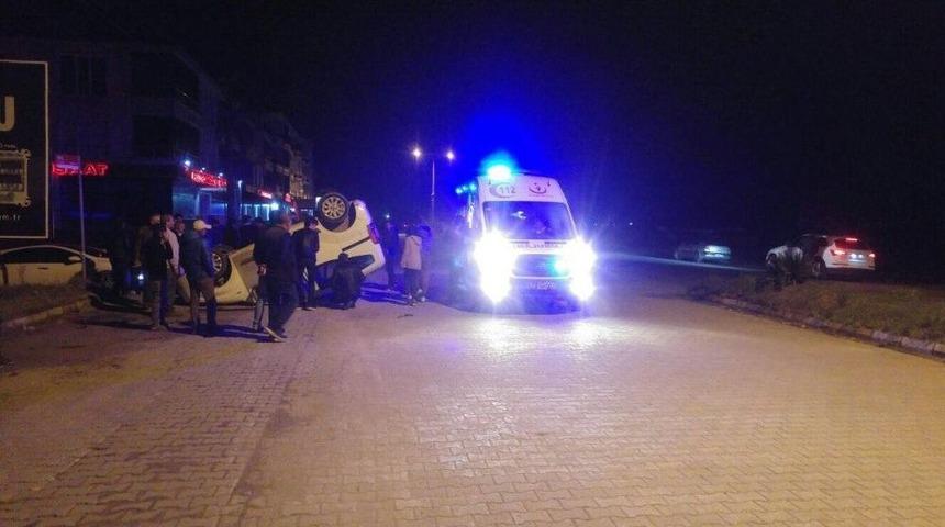 Direksiyon Hakimiyetini Kaybetti Devrildi: 2 Yaralı